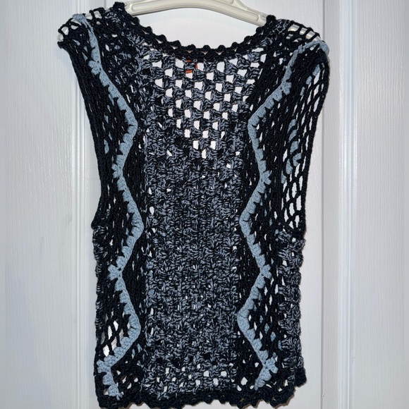 Chelsea & Violet Crochet Like New Knit V Neck Crop Tank - Picture 3 of 6